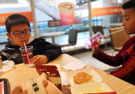 留守儿童把发的零食留给妹妹，这件事情给了我们什么警示？