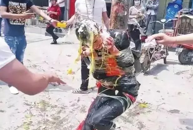 临沂一对新人被亲友撒成“白眉大侠”，“恶俗婚闹”该如何废除？