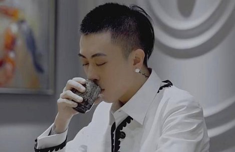 “沪上皇”秦奋身家百亿，一双鞋价值三十万，一支烟价值三万，他有啥背景？