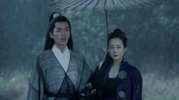 李纯吐槽张若昀打伞了又好像没打，当时的剧情有哪些隐藏的细节？