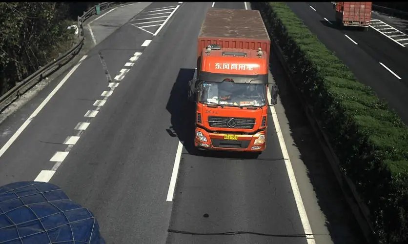 货车与商务车对向相撞，导致3死3伤！货车司机何时能够降速？