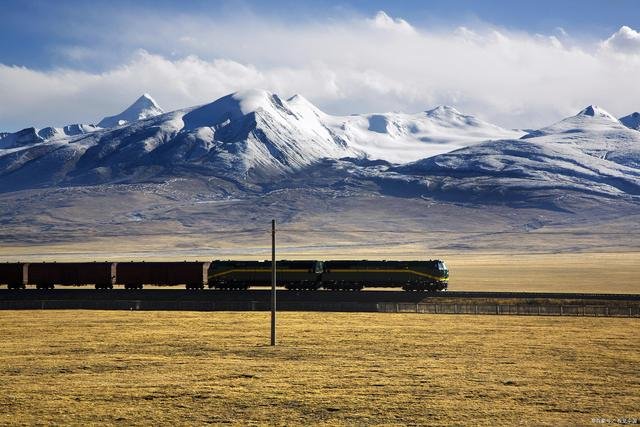玉树藏族自治州三江源地区被誉为雪豹之乡，当地的气候有什么特点？