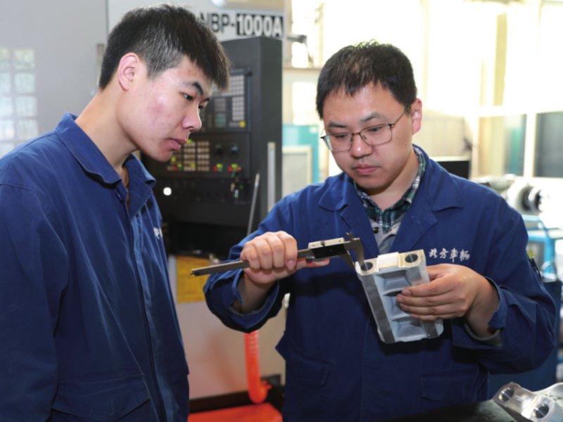 四个全国劳动模范的名字和他们的事迹