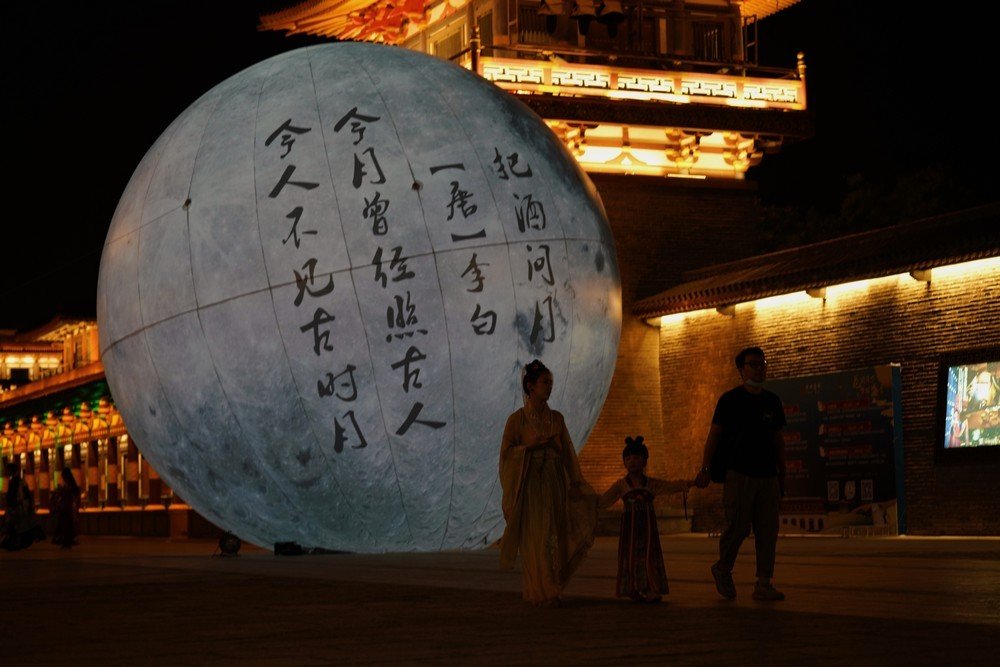 我待清风如明月，不及明月照我心。这两句话什么意思？