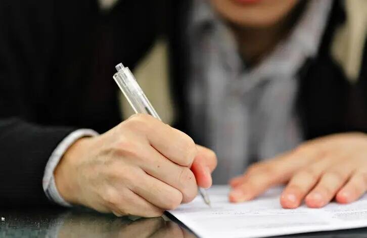 成年人千万不要随便签字，成年人乱签字会有哪些后果？