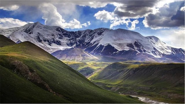 玉树藏族自治州三江源地区被誉为雪豹之乡，当地的气候有什么特点？