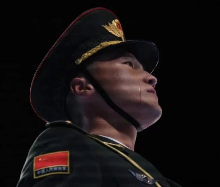 冬奥会闭幕式旗手脸上挂着泪痕，从旗手坚定的眼神中你看出了什么？
