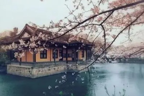 来如春梦不多时,去似朝云无觅处什么意思