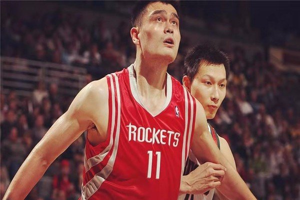 科比在篮球方面的成就远超姚明，为什么他和姚明握手时对姚明很尊敬？