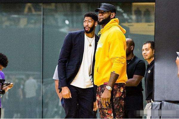 詹姆斯和浓眉骑车游园，放松后的状态如何？