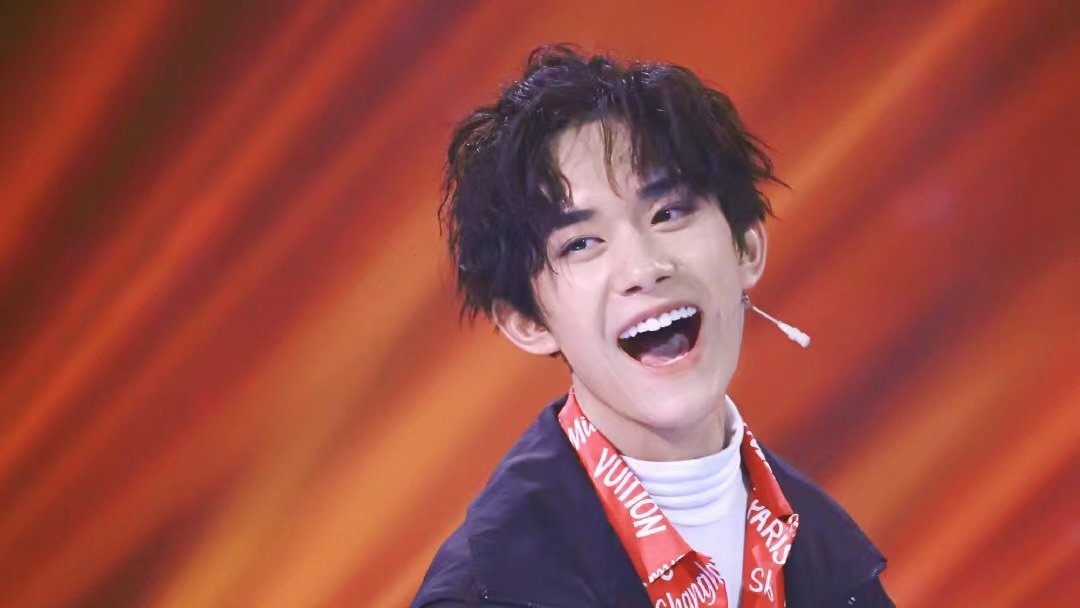 韩红用20个字力挺易烊千玺，放弃入职国家话剧院是他最好的选择吗？