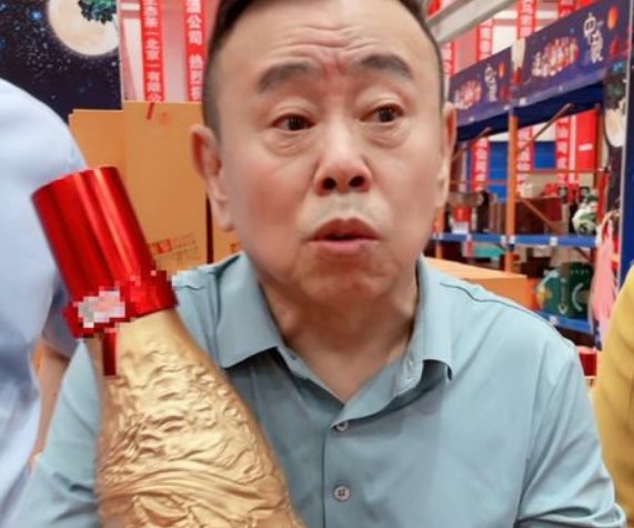 潘长江直播卖酒惹争议，无视反诈警官连麦，网友直呼目无法纪，你怎么看？