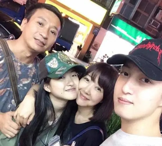 王中平发文庆和余皓然结婚26周年，二人的爱情故事是怎样的？