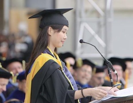 美国名校毕业女子不当白领当群演，她这样有前途吗