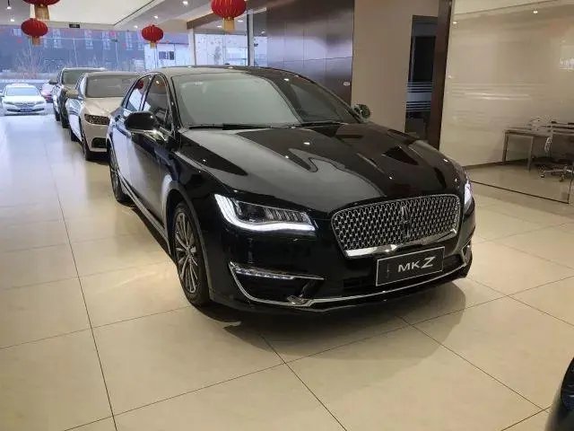 送爸爸30万新车，怎么看这位95后女孩的做法呢？