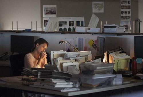 重庆一子为讨要万元加班费奔走十年，从此事背后透露出了什么？