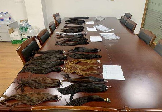 上海美发师为追顾客，偷24把头发价值约2万余元，是否构成了盗窃罪？