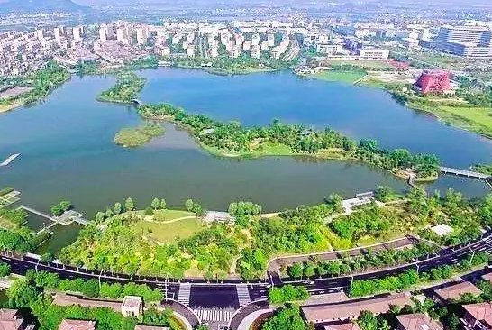 宁波地区保存最完整、最大的古建筑群坐落在？