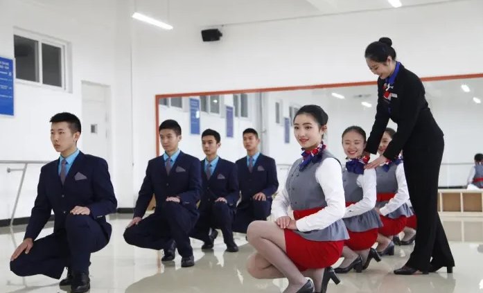 阜阳一航班起飞后女乘客伸手保护下蹲避险空姐,这一幕有多暖心?