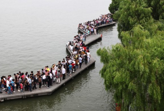 中秋西湖游客稀疏，是什么原因导致的？