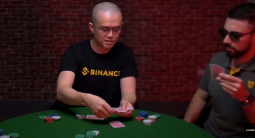 在电影《赌神》中,主角陈强尼玩的扑克牌是什么?