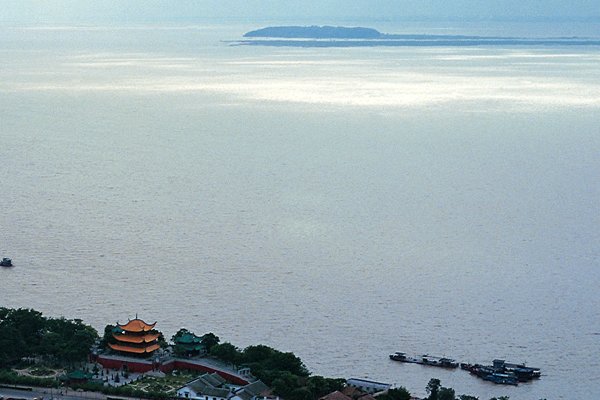 气蒸云梦泽描述的是哪个湖的景色