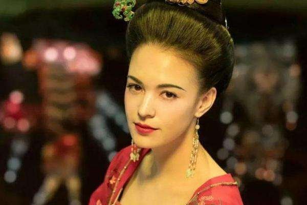 李白为杨贵妃写三首《清平调》，为什么杨贵妃却怨恨他？