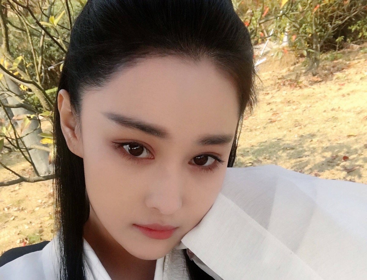 张馨予首次带丈夫公开互动，面对何捷的安慰她展露出怎样的一面？