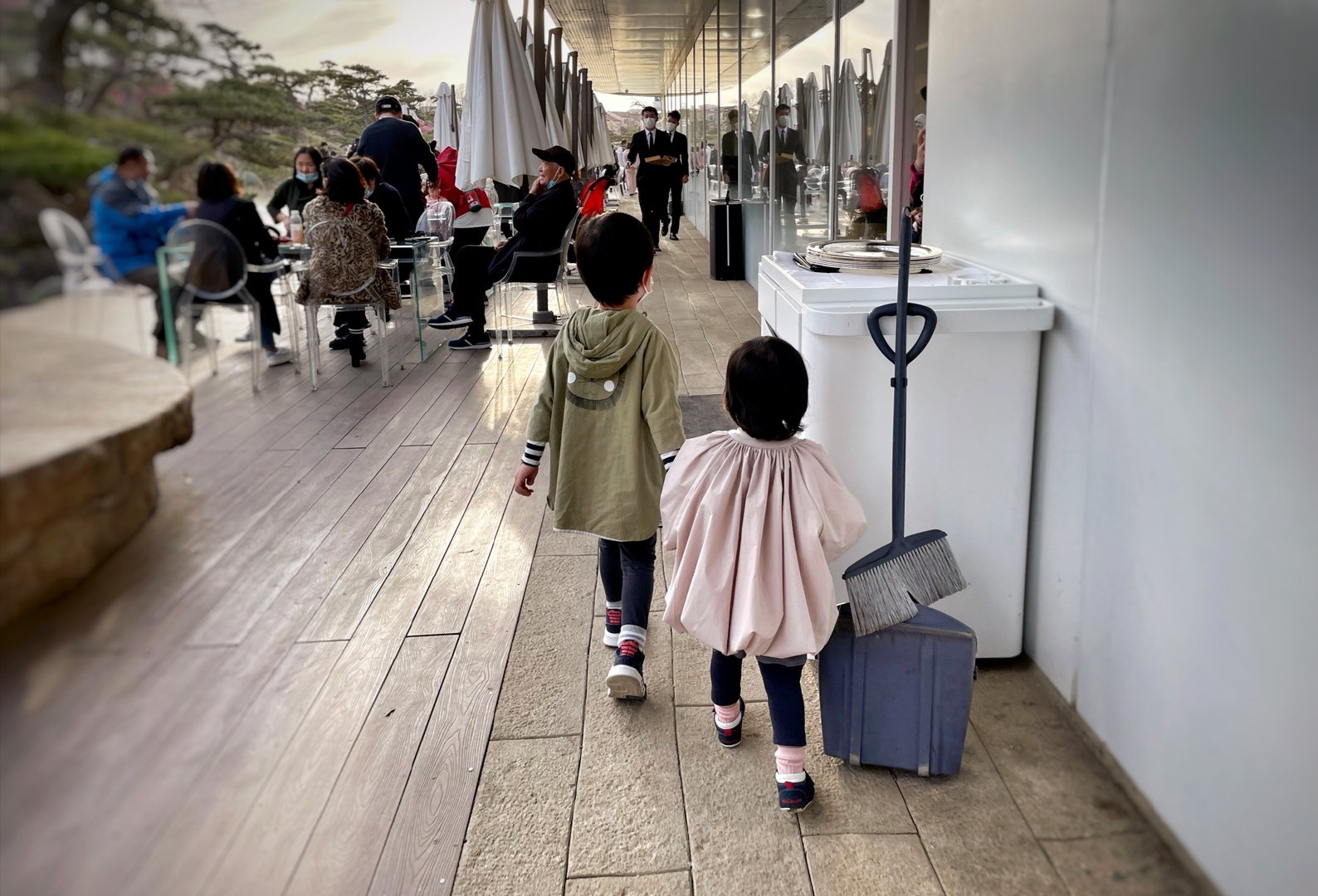 靳东老婆李佳素颜陪儿子上课，他们对孩子是如何教育的？