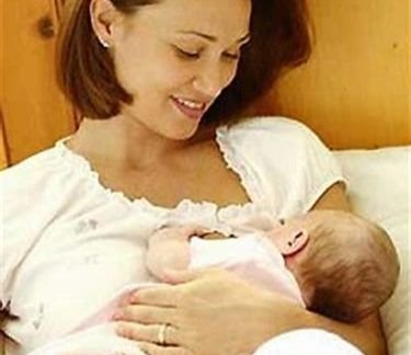 宝宝突然不吃右边的奶是怎么回事？