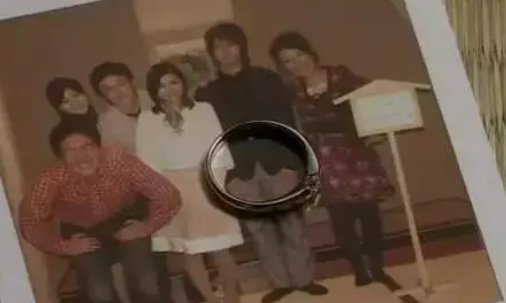 未来同学会的结尾到底是怎么回事？为什么最后一张照片不是大家三十年后的样子，而是女主死的那年的样子？