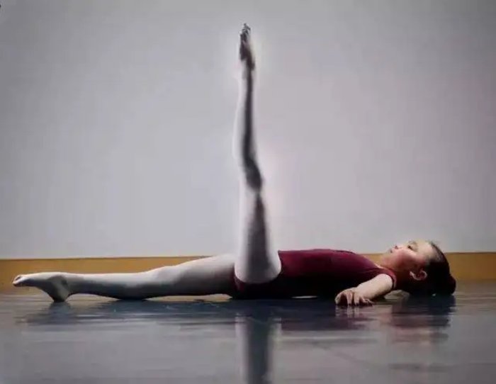 吸伸腿动作要领