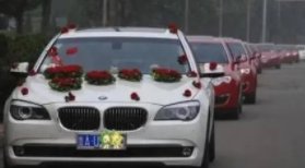 深圳新郎开电车错过自己的婚礼，新郎爆哭求原谅，开电车有什么利与弊？