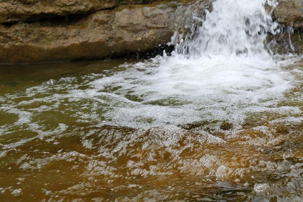 汨汨流淌的意思