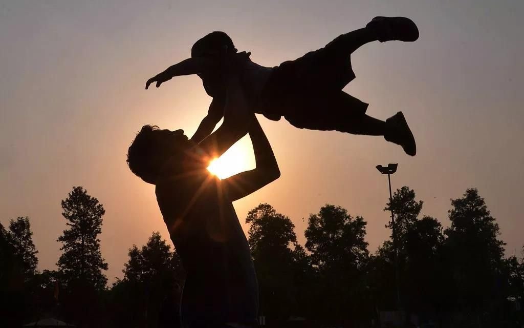 嫁妆镜子碎了发现父亲14年前祝福，父亲疼爱女儿有多伟大?