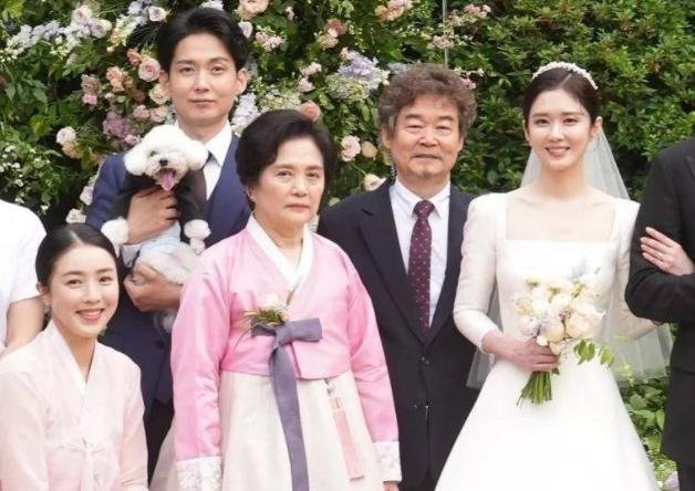 张娜拉结婚3天后晒全家福，他们的婚礼现场有多浪漫？