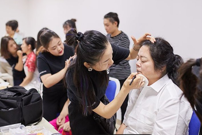 化妆师培训学校怎么找