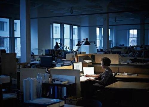 重庆一子为讨要万元加班费奔走十年，从此事背后透露出了什么？