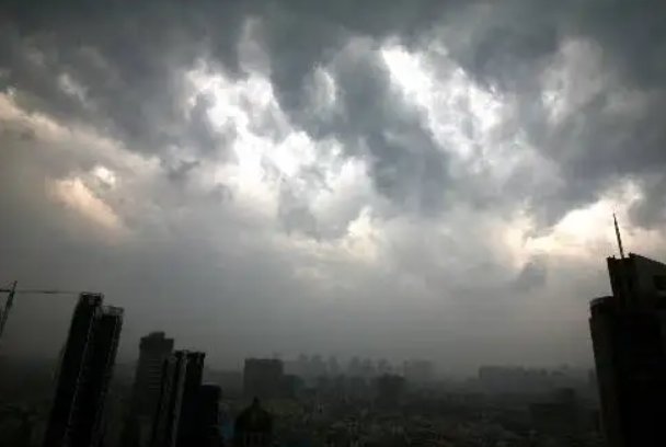 重庆小伙被大风吹起离地近三米，大树被连根拔起，什么原因造成的大风天气？