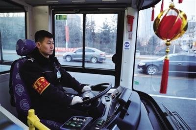 飞机空姐蹲下避险，女乘客伸手护住空姐，你在生活中还遇到过哪些暖心的事？