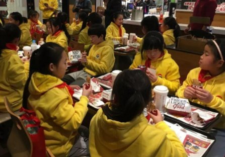 留守儿童把发的零食留给妹妹，这件事情给了我们什么警示？