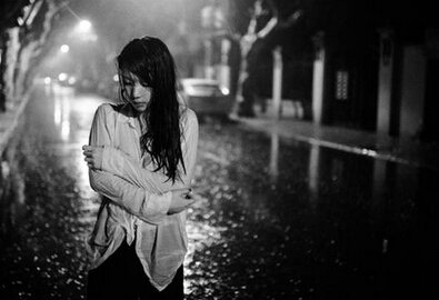 老公对自己妹妹过于亲密，我应该怎么办？