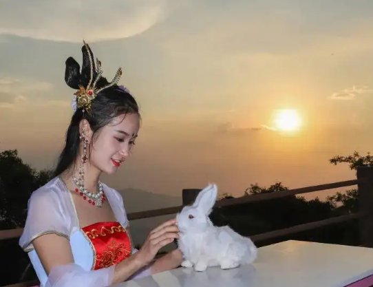 美国街头惊现“嫦娥仙子”，路人纷纷驻足欣赏，国外的嫦娥仙子长什么样？