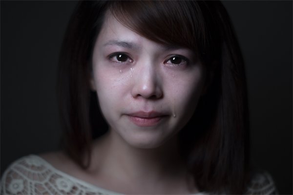 河南一女子被变相降薪进门就哭，当时她的心情是怎样的？