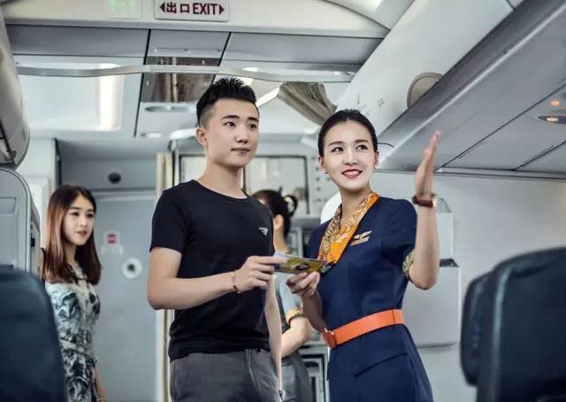 飞机空姐蹲下避险，女乘客伸手护住空姐，你在生活中还遇到过哪些暖心的事？