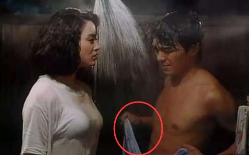 最让人心动联想的穿帮镜头,周星驰一直盯着看,张敏到底露了啥?