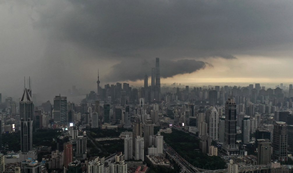 上海暴雨黑夜中巨大闪电击地，此次恶劣天气是如何形成的？