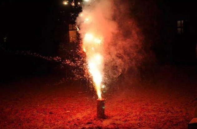 观看烟花爆竹时应至少远离燃火点几米外