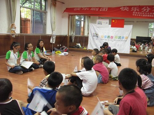 青奥志愿者家庭的环游中的教育