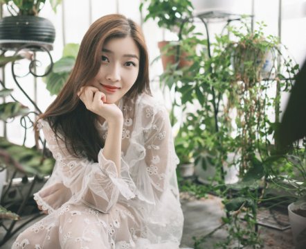 歌词是:我一点一点慢慢靠近你，在你耳边轻轻